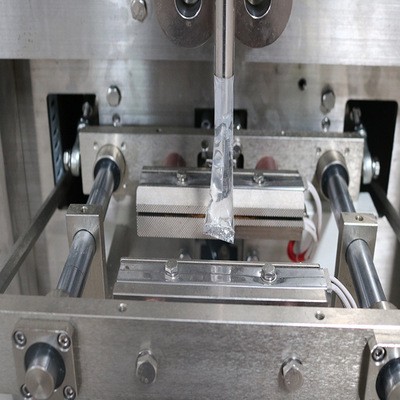 袋装酱油包装机辣子酱包装机械全自动背封液体包装机械厂家图3
