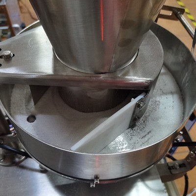 小袋彩虹糖小立式包装机全自动巧克力豆包装机自动包装颗粒包装机图3