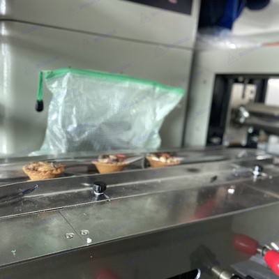 鹏远厂家直供零食饼干包装机蛋挞零食枕式包装机双变频枕式包装机图4
