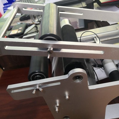 半自动圆瓶贴标机 厂家定制 小型台式不干胶贴标机图2