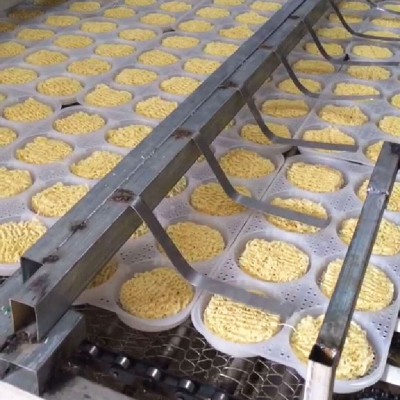 自动化小型食品方便面生产线耐磨圆形模盒网带输送机食品设备