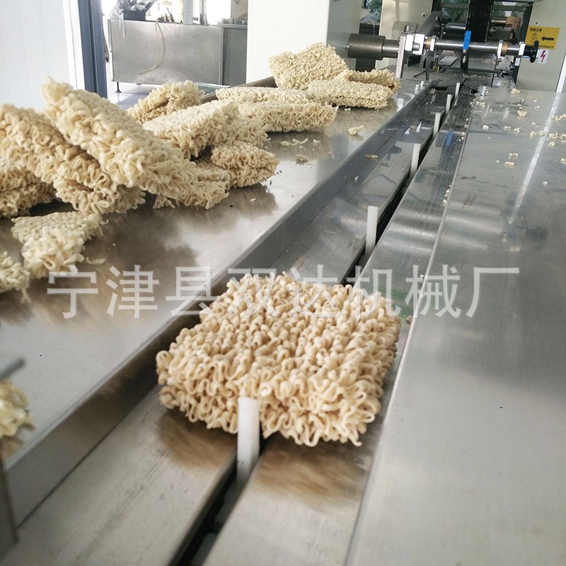 小型方便面生产线厂家直销非油炸全自动干脆面机方形圆形烘干面线图4