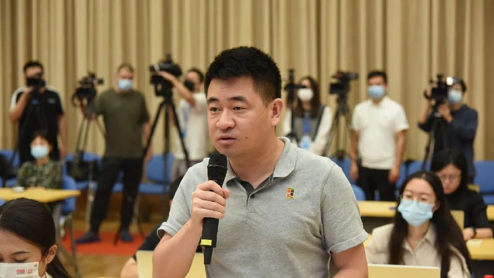记者在发布会上提问 图片来源：生态环境部